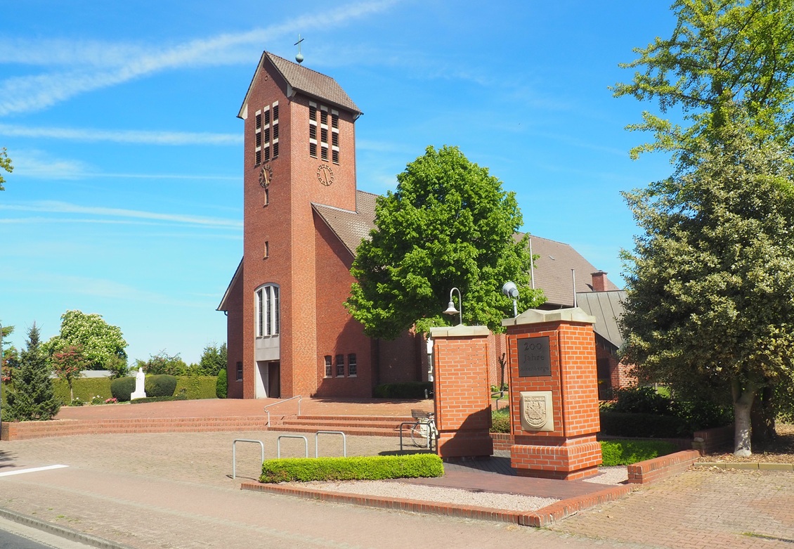 P4300034 Kirche zugeschnitten 1130