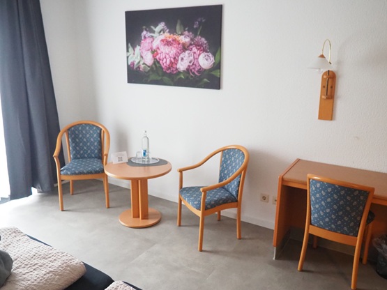 P3260022 Sitzgelegenheit im Zimmer 555